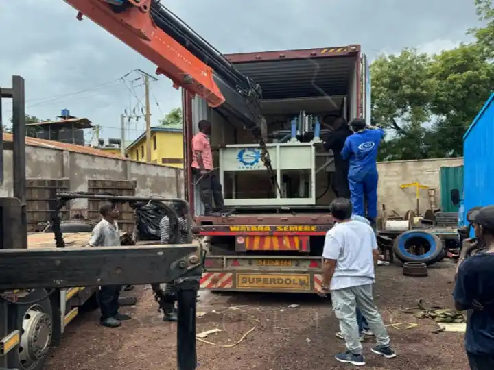 ลูกค้าชาวแทนซาเนียติดตั้งเครื่องขึ้นรูปถาดรองเท้า